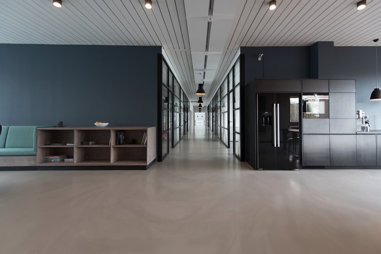 Ruhiges, aufgeräumtes modernes Büro